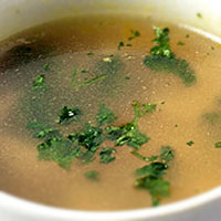 Бульон куриный с зеленью и пирожками Бульон куриный с зеленью и пирожками