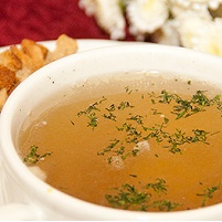 Бульон куриный с гренками Бульон куриный с гренками