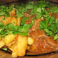 Тушеная говядина с луком и картофелем