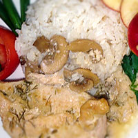 Птица под паровым соусом с грибами и рисом Птица под паровым соусом с грибами и рисом